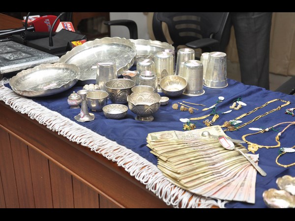 దర్జాగా దొంగిలించిన బైక్‌పై తిరుగుతున్నారు 