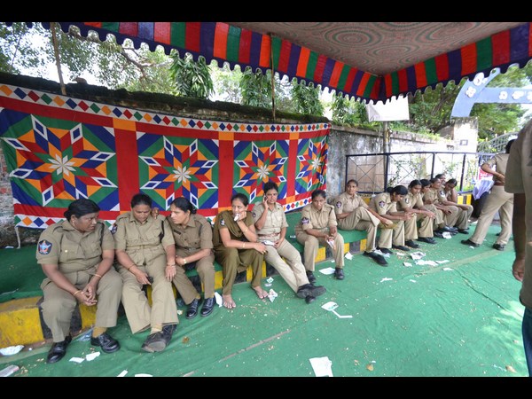 దర్జాగా దొంగిలించిన బైక్‌పై తిరుగుతున్నారు 