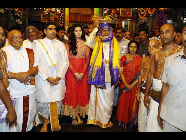 పట్టు వస్త్రాలను ఇలా సమర్పించారు..