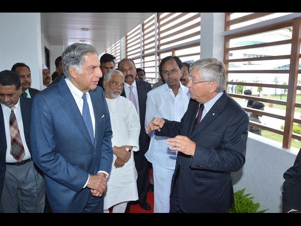 కెసిఆర్‌తో జిఎంఆర్ ప్రతినిధులు