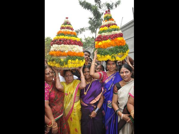 ఇలా బతుకమ్మను ఎత్తుకున్నారు..