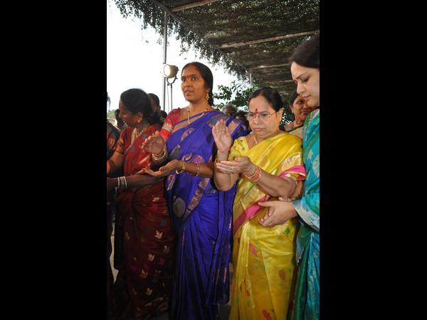 ఆడుతూ పాడుతూ..