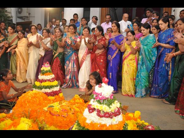 తీరొక్క పూల బతుకమ్మ