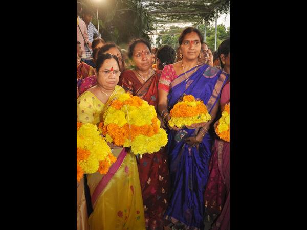 బతుకమ్మలతో ఇలా..