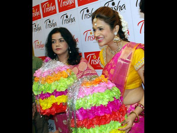 బతుకమ్మలతో ఇలా..