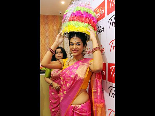 తలపై బతుకమ్మ..