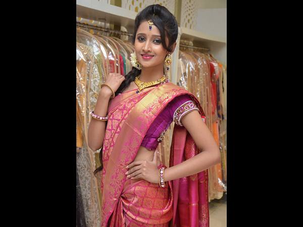 ఒయ్యారాలు ఒలకబోస్తూ...