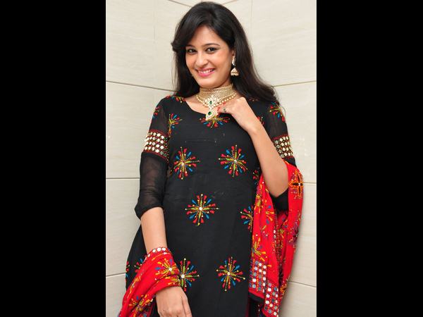 ఆభరణాలతో ఇలా...