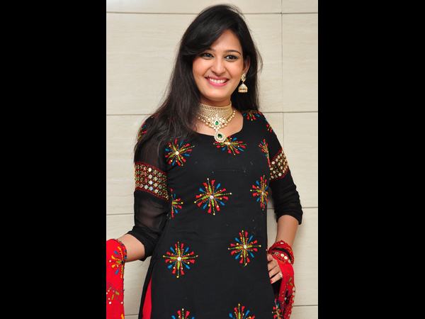 చిరునవ్వులు చిందిస్తూ...