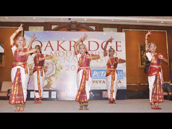 విద్యార్థినుల నృత్యాలు