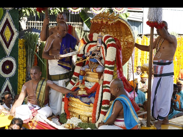  తిరుమల మాడవీధుల్లో చిన్న శేష వాహనంపై శ్రీవారు