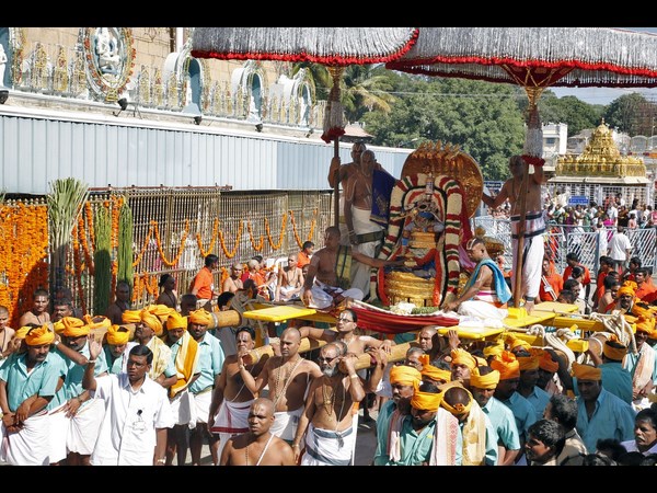 తిరుమల మాడవీధుల్లో చిన్న శేష వాహనంపై శ్రీవారు