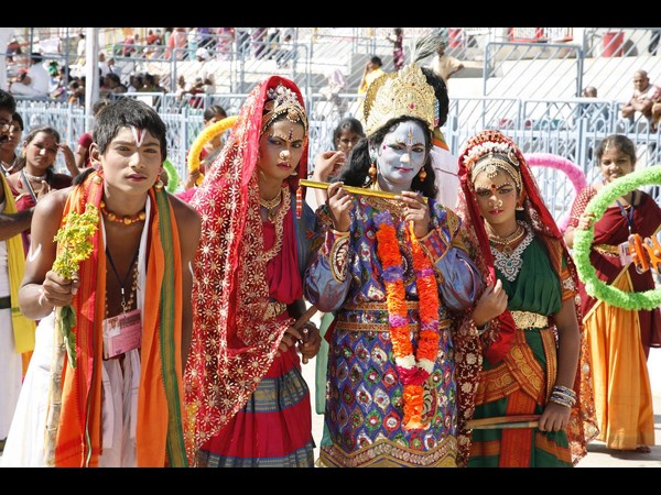 తిరుమల మాడవీధుల్లో చిన్న శేష వాహనంపై శ్రీవారు