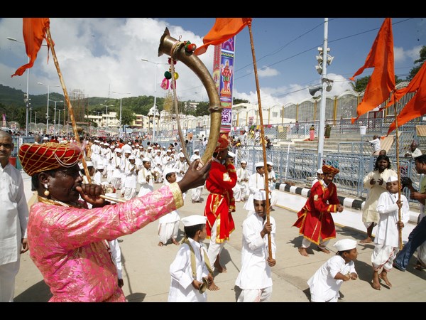  తిరుమల మాడవీధుల్లో చిన్న శేష వాహనంపై శ్రీవారు