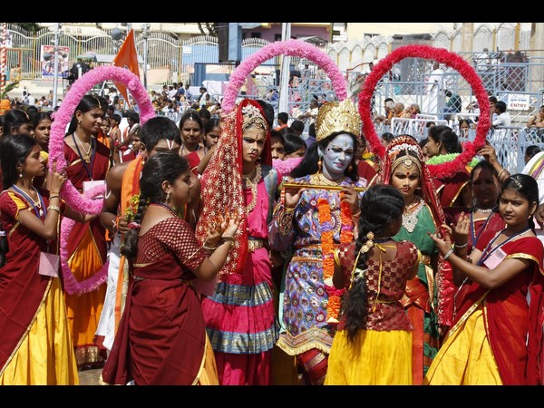  తిరుమల మాడవీధుల్లో చిన్న శేష వాహనంపై శ్రీవారు