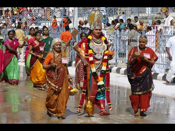 తిరుమల మాడవీధుల్లో చిన్న శేష వాహనంపై శ్రీవారు