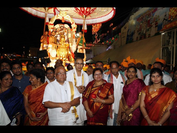 తిరుమల మాడవీధుల్లో చిన్న శేష వాహనంపై శ్రీవారు