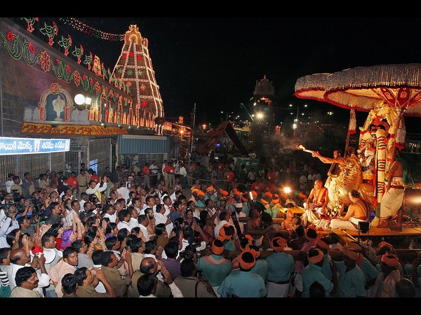 తిరుమల మాడవీధుల్లో చిన్న శేష వాహనంపై శ్రీవారు