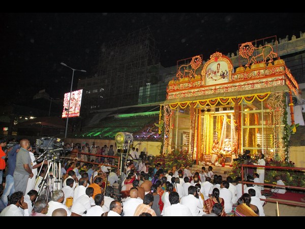 తిరుమల మాడవీధుల్లో చిన్న శేష వాహనంపై శ్రీవారు