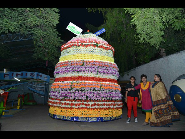 సుధా కారు బతుకమ్మ కారు