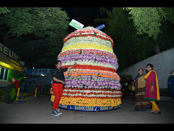 సుధా కారు బతుకమ్మ కారు