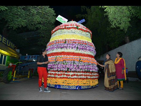 సుధా కారు బతుకమ్మ కారు