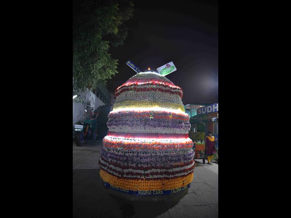 సుధా కారు బతుకమ్మ కారు