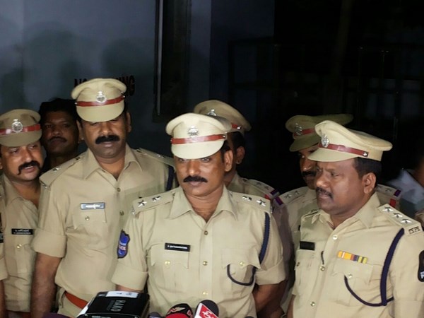 అర్ధరాత్రి 'కార్డ్ ఆన్ సెర్చ్'.. స్దానికులు ఆందోళన