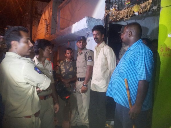 అర్ధరాత్రి 'కార్డ్ ఆన్ సెర్చ్'.. స్దానికులు ఆందోళన