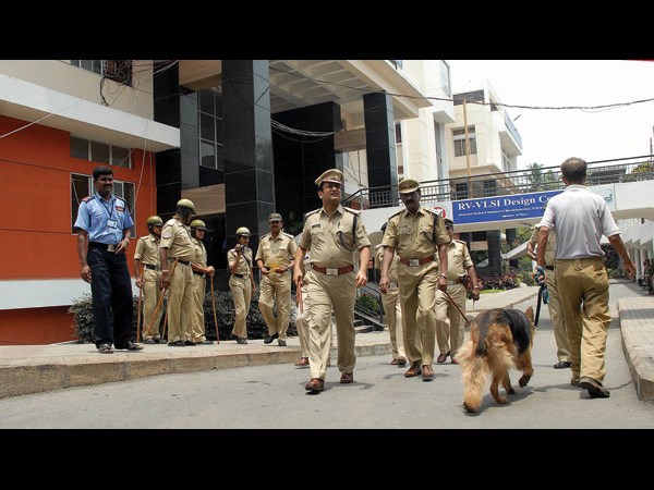 అర్ధరాత్రి 'కార్డ్ ఆన్ సెర్చ్'.. స్దానికులు ఆందోళన