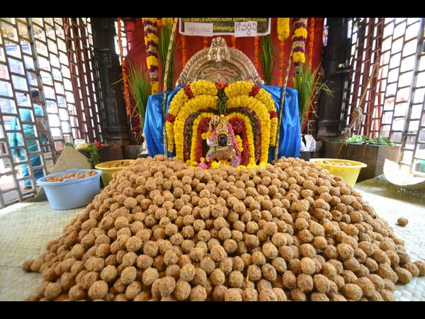 అన్న పూర్ణాదేవిగా భక్తులకు దర్శనమిచ్చిన దుర్గమ్మ