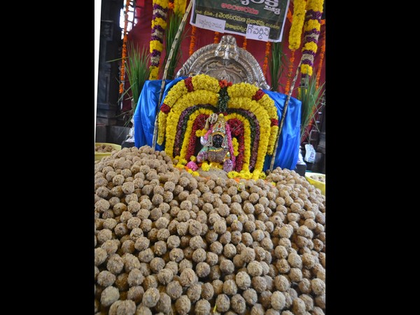 అన్న పూర్ణాదేవిగా భక్తులకు దర్శనమిచ్చిన దుర్గమ్మ