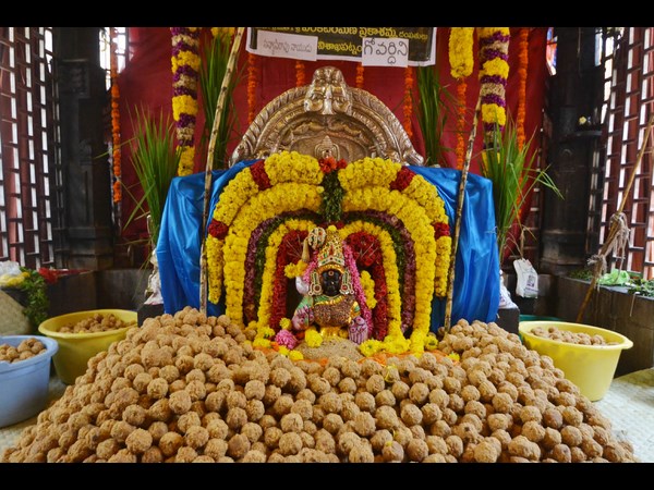  అన్న పూర్ణాదేవిగా భక్తులకు దర్శనమిచ్చిన దుర్గమ్మ