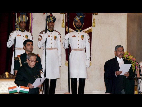 సుప్రీం కోర్టు ప్రధాన న్యాయమూర్తిగా హెచ్ఎల్ దత్తు ప్రమాణ స్వీకారం సుప్రీం కోర్టు ప్రధాన న్యాయమూర్తిగా హెచ్ఎల్ దత్తు ప్రమాణ స్వీకారం