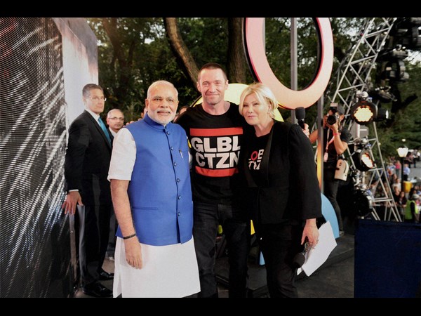 ఇంగ్లీషులో మోడీ ప్రసంగం, పక్కనే ఆస్ట్రేలియా నటుడు హగ్ జాక్‌మన్