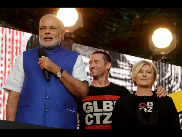 ఇంగ్లీషులో మోడీ ప్రసంగం, పక్కనే ఆస్ట్రేలియా నటుడు హగ్ జాక్‌మన్