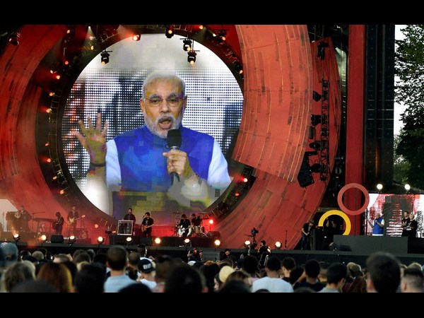  ఇంగ్లీషులో మోడీ ప్రసంగం, పక్కనే ఆస్ట్రేలియా నటుడు హగ్ జాక్‌మన్