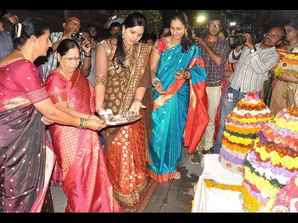 హారతి ఇస్తూ.. హారతి ఇస్తూ..