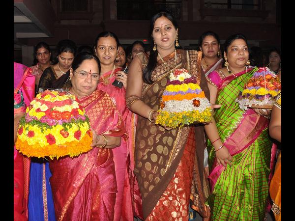 బతుకమ్మలతో శోభ, శైలిమ బతుకమ్మలతో శోభ, శైలిమ