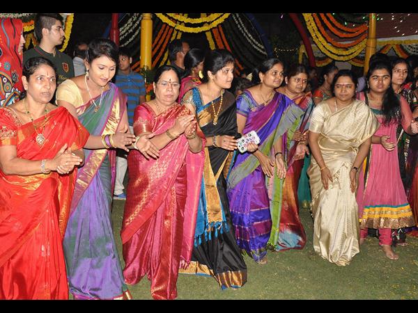 బతుకమ్మ ఆట బతుకమ్మ ఆట