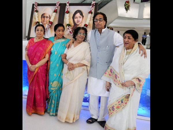 లతా మంగేష్కర్ 85వ పుట్టినరోజు ఫంక్షన్లో సచిన్ దంపతులు లతా మంగేష్కర్ 85వ పుట్టినరోజు ఫంక్షన్లో సచిన్ దంపతులు