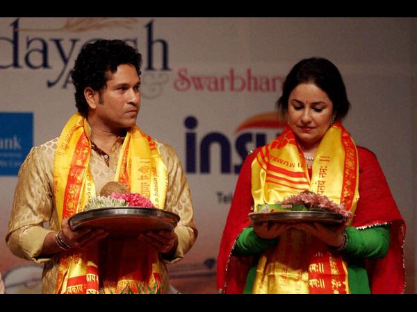 లతా మంగేష్కర్ 85వ పుట్టినరోజు ఫంక్షన్లో సచిన్ దంపతులు లతా మంగేష్కర్ 85వ పుట్టినరోజు ఫంక్షన్లో సచిన్ దంపతులు