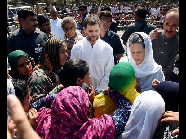 వరద బాధితులను పరామర్శించిన సోనియా, రాహుల్