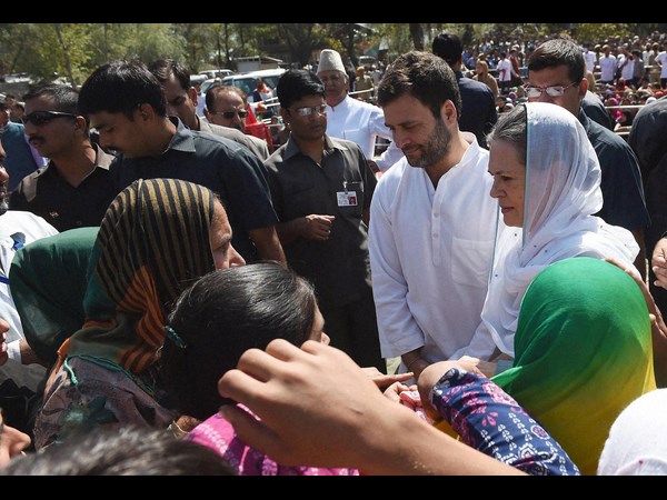 వరద బాధితులను పరామర్శించిన సోనియా, రాహుల్