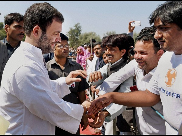 వరద బాధితులను పరామర్శించిన సోనియా, రాహుల్