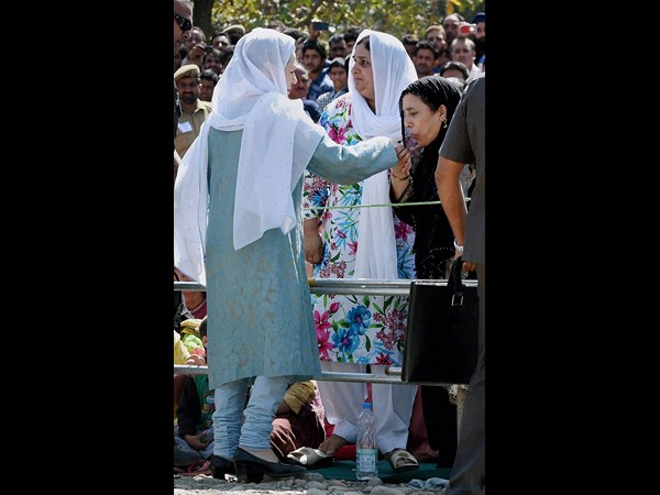  వరద బాధితులను పరామర్శించిన సోనియా, రాహుల్