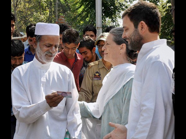  వరద బాధితులను పరామర్శించిన సోనియా, రాహుల్