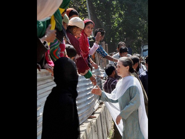 వరద బాధితులను పరామర్శించిన సోనియా, రాహుల్