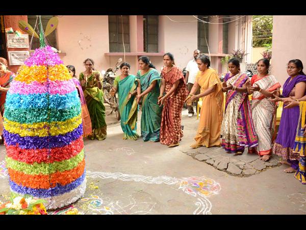 తెలుగు అకాడమీలో బతుకమ్మ తెలుగు అకాడమీలో బతుకమ్మ