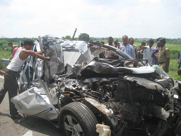 క్రేన్‌తో బయటకు తీశారు